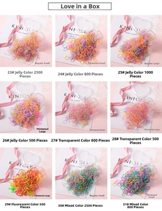 Vue détaillée d'élastiques à cheveux colorés en boîtes cœur avec tailles et textures
