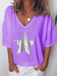 Detail van paars T-shirt met V-hals en een fonkelende zilveren glittersterprint