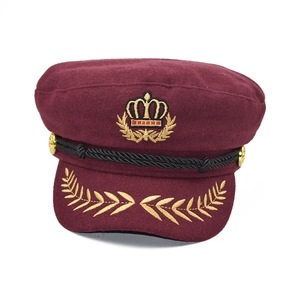 Casquette de capitaine bordeaux avec broderie couronne dorée et garniture de corde noire