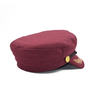 Casquette marine bordeaux classique avec broderie dorée et détail de corde tressée