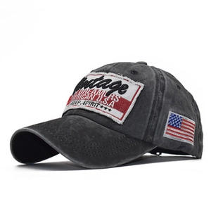 Detailansicht der Vintage-Baseballkappe aus gewaschener Baumwolle mit 3D-Stickerei und USA-Flagge
