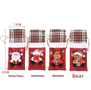 Detailansicht von vier Weihnachts-Weinflaschentaschen mit Weihnachtsmann, Schneemann und Elch
