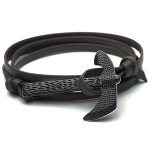 Bracelet enveloppant en cuir marron avec fermoir hache en métal noir texturé martelé
