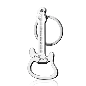 Porte-clés décapsuleur en métal en forme de guitare en finition argent sur fond blanc