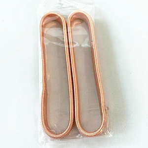 Détail de supports de manches en métal à ressort or rose dans un emballage plastique