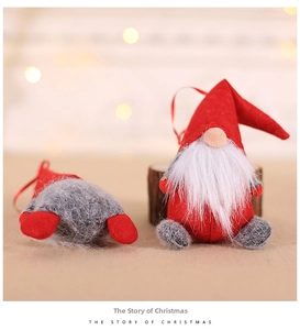 Gros plan de gnomes de Noël en peluche rouge et gris avec barbes blanches et cordons de suspension