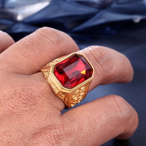 Anello vintage da uomo in acciaio al titanio con gemma rossa rettangolare e rilievi d'oro
