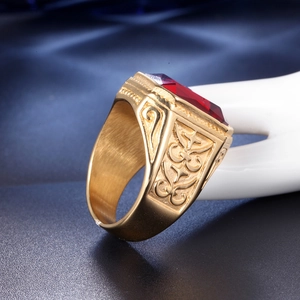 Dettaglio macro dell'anello dorato vintage da uomo con una grande gemma rossa incastonata