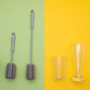 Lange und kurze graue Schwammbürsten mit Haken zum Reinigen verschiedener Gläser