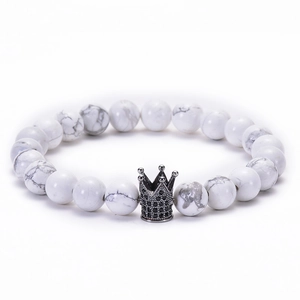 Vue macro de la couronne noire avec zircons sur des perles en marbre blanc