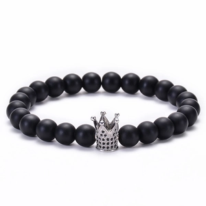 Détail de perles de pierre noire mate de 8 mm avec un charme de couronne en zircon argenté