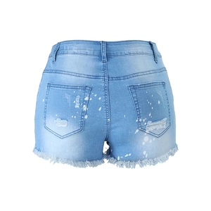 Pantaloncini di jeans celeste con macchie bianche e orlo a frange su tasche retro