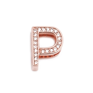 Detail eines roségoldenen Buchstaben-P-Anhängers mit funkelnden klaren Zirkonia-Steinen