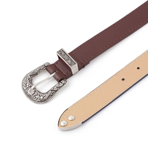 Ceinture en cuir marron pour femmes avec boucle ciselée argentée et finitions métalliques