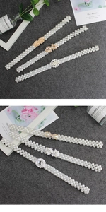 Détail de la ceinture élastique en perles avec boucles métalliques à fleurs et nœuds