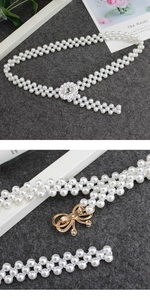 Détail d'une ceinture à quatre rangs de perles avec boucle fleur strass et crochet doré