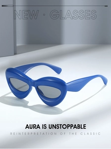 Détail macro de la monture de lunettes de soleil bleu vif avec des courbes en forme de lèvres