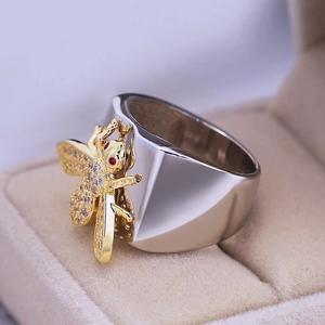 Makroaufnahme Silberring mit goldener Biene, Zirkonia-Flügeln und roten Augen