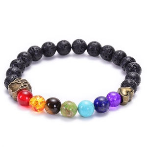 Detailansicht der Lavasteinperlen und Chakra-Steine mit Gold-Hundepfote und Herzanhänger