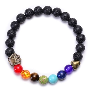 Detail von Lavasteinperlen mit Hundepfote und Herzanhängern auf einem Chakra-Armband