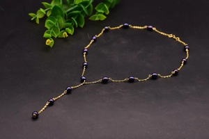 Detail of Y-shaped 925 silver necklace with black freshwater pearls and gold-plated chain