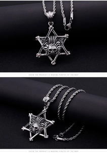 Macro d'un collier en acier inoxydable argenté avec pendentif hexagramme et tête de mort