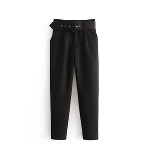 Pantalones negros de talle alto con cinturón a juego y diseño de pierna cónica