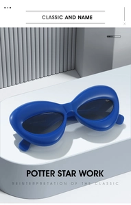 Gros plan de lunettes de soleil bleues à monture épaisse en forme de lèvres et verres noirs