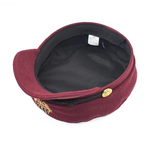 Détail du chapeau marin bordeaux montrant la doublure en coton et la broderie d'or