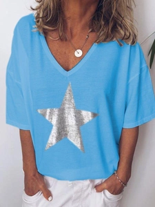 Detail van hemelsblauw T-shirt met V-hals en een glanzende zilveren sterprint op de voorkant