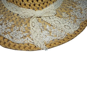 Elegant wide brim straw sun hat with white lace ribbon bow for women's outdoor vacation