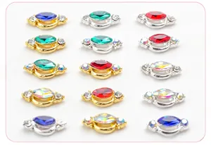 Détail macro de strass colorés en forme d'œil de cheval sertis sur métal pour nail art