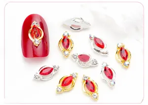 Vue détaillée de bijoux d'ongles en cristal marquise rouge en forme de lanterne