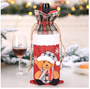 Detail der Weihnachts-Weinflaschenhülle mit 3D-Bär und rustikaler Sackleinen-Struktur