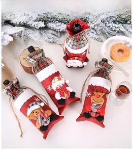 Detail von Weihnachts-Weinflaschenhüllen mit Weihnachtsmann-, Rentier- und Schneemann-Motiven