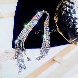 Gros plan d'un bracelet scintillant argenté à plusieurs rangs de strass avec franges
