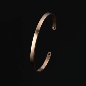 Brazalete abierto en forma de C de oro rosa con detalles de corazón calado y acabado pulido