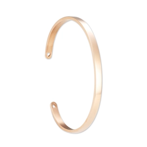 Detalle del brazalete en C de 4mm en acero inoxidable oro rosa con acabado de espejo pulido