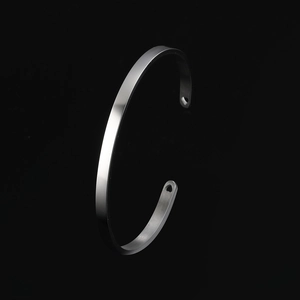 Vista lateral macro de un brazalete abierto pulido en forma de C de 4 mm ancho