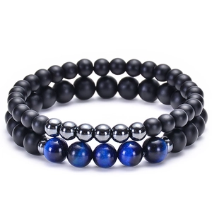 Détail d'un bracelet double couche avec œil de tigre bleu, hématite et perles d'onyx