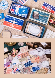 Détails macro d'autocollants et étiquettes de style vintage dans un coffret déco