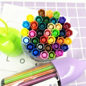 Set de rotuladores de acuarela coloridos en botella de almacenamiento para pintura infantil.