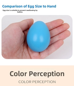 Œuf de Pâques bleu en bois pour peinture DIY tenu en main montrant sa taille réelle