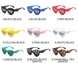 Collage de neuf lunettes de soleil œil-de-chat tendance en plusieurs couleurs variées