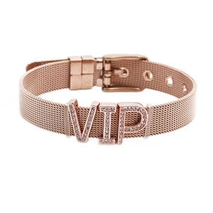 Detail eines Mesh-Armbands in Roségold mit funkelnden VIP-Buchstabenanhängern