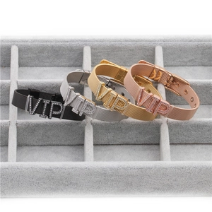 Detailansicht verstellbarer Edelstahl-Mesh-Armbänder mit Buchstaben in vier Farben
