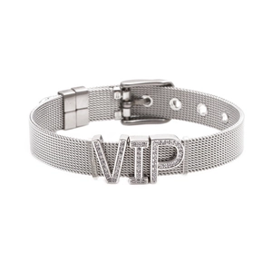 Silbernes Mesh-Armband mit VIP-Buchstaben-Charm und funkelnden Straßsteinen auf Weiß