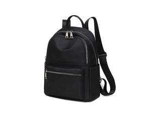 Dettaglio dello zaino in tessuto oxford nero con cerniere argentate e tasche laterali