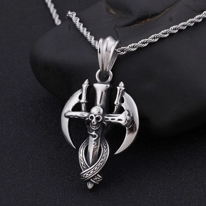 Collana con ciondolo a teschio in acciaio inossidabile con falce e design a serpente