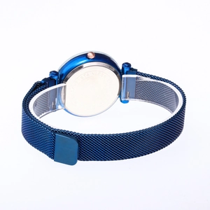 Montre ciel étoilé bleu avec bracelet en maille d'acier et détails du boîtier en inox